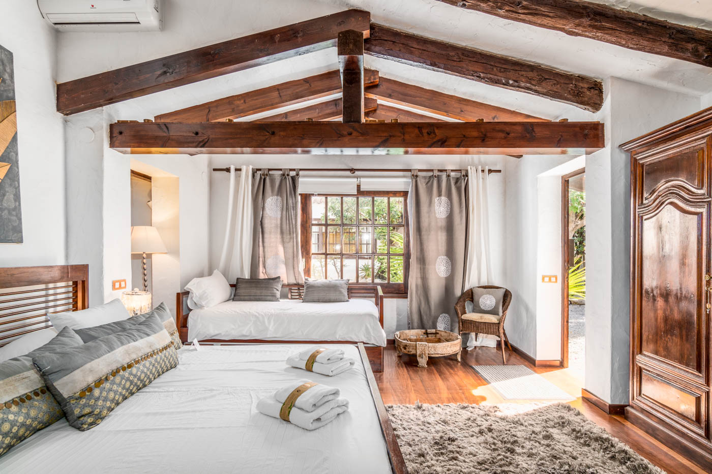 Habitación en ala este con acceso a jardines